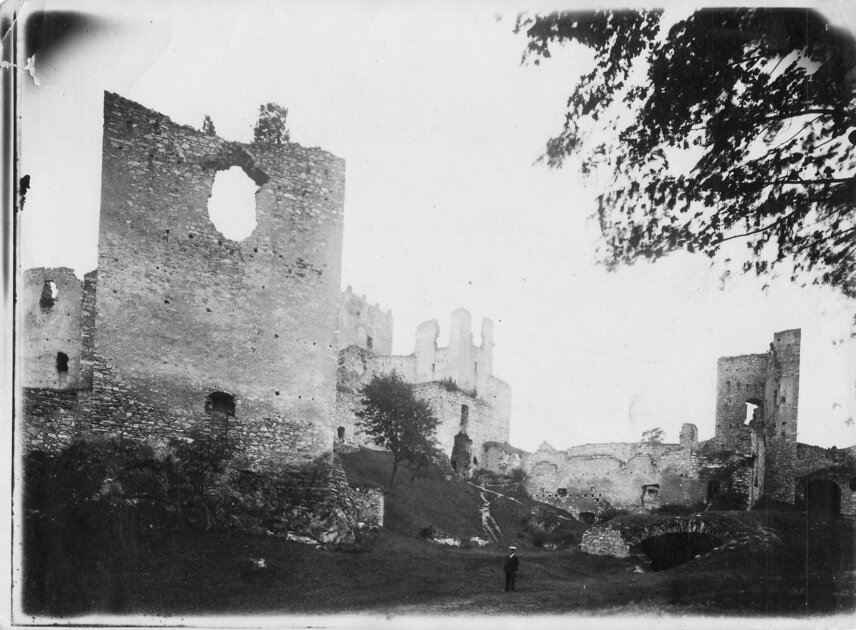 Pohled na hradní areál (kolem roku 1910)