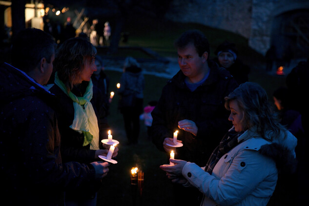 Návštěvníci se svíčkami | © Jan Kavale